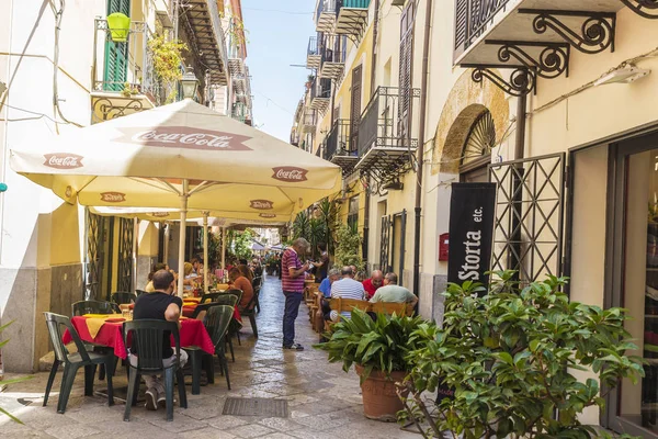 Terasa restaurace bar v Palermu na Sicílii, Itálie — Stock fotografie