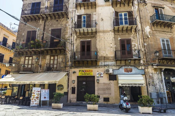 Terasa restaurace bar v Palermu na Sicílii, Itálie — Stock fotografie