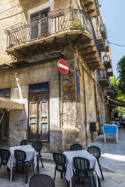 Terraza de un bar restaurante en Palermo en Sicilia, Italia — Foto de Stock