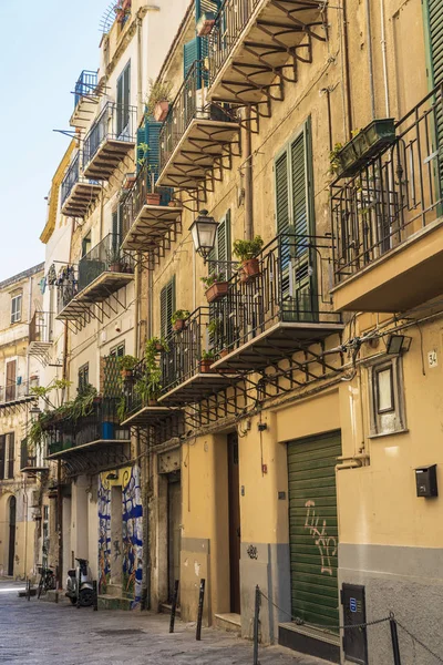 Gatan i gamla stan i Palermo på Sicilien, Italien — Stockfoto