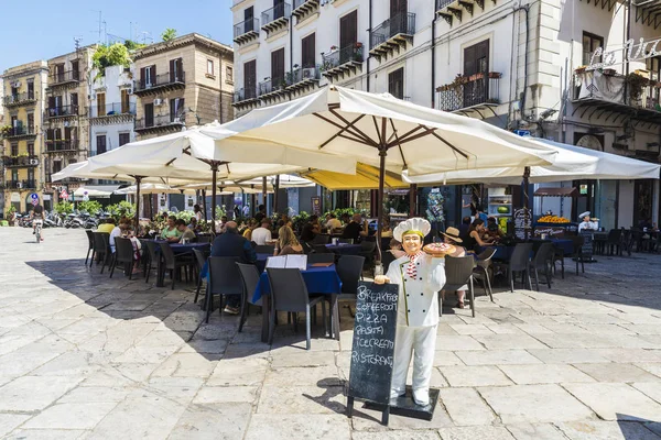 Terrace of a restaurant bar in Palermo in Sicily, Italy — Stock Photo, Image
