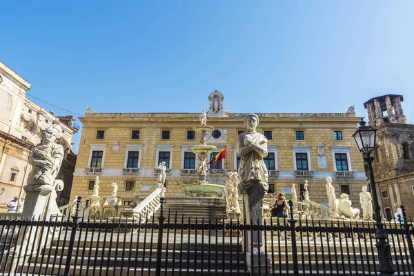The Praetorian Fountain (Fontana Pretoria) in Palermo in Sicily, — Stock Photo, Image