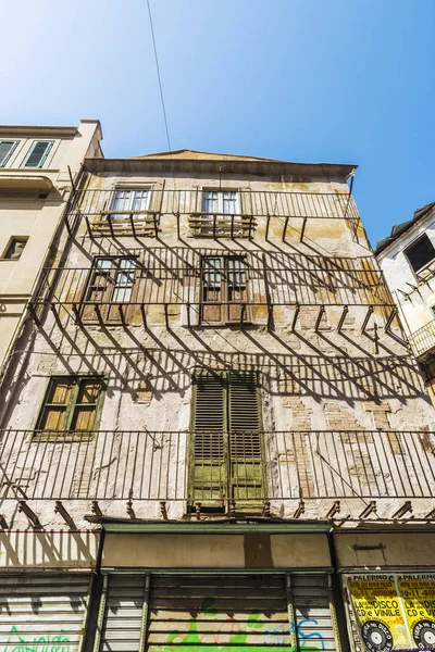Stará a opuštěná budova v Palermo, Sicílie, Itálie — Stock fotografie