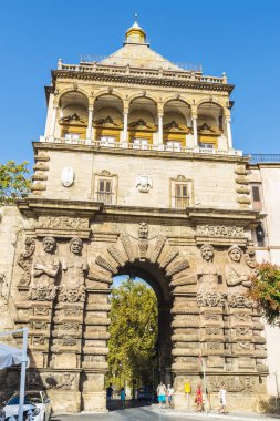 Anıtsal şehir kapısı Porta Nuova Palermo Sicilya, İtalya
