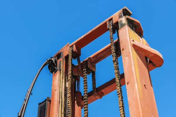 Carretilla elevadora antigua en un sitio de construcción en Sicilia, Italia — Foto de Stock