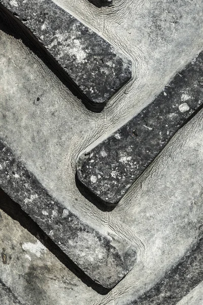 Nahaufnahme eines alten schwarzen geplatzten Reifens als abstrakter Hintergrund — Stockfoto