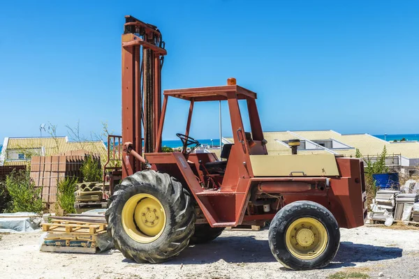 Carretilla elevadora antigua en un sitio de construcción en Sicilia, Italia — Foto de Stock