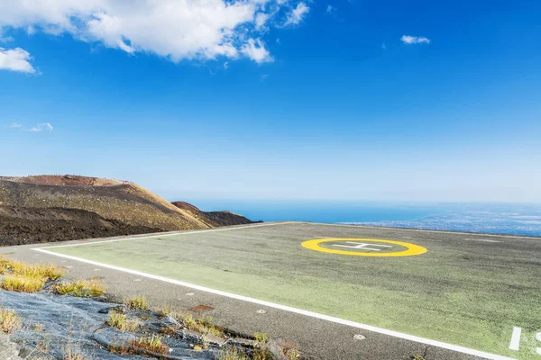 エトナ、シチリア島、イタリアのヘリコプターの着陸 — ストック写真