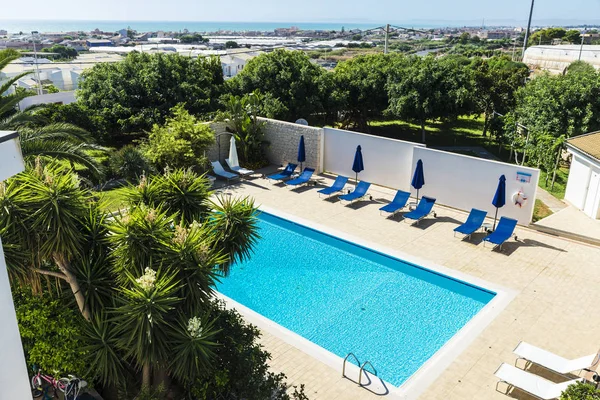 Vista geral de uma piscina de um hotel resort na Sicília — Fotografia de Stock