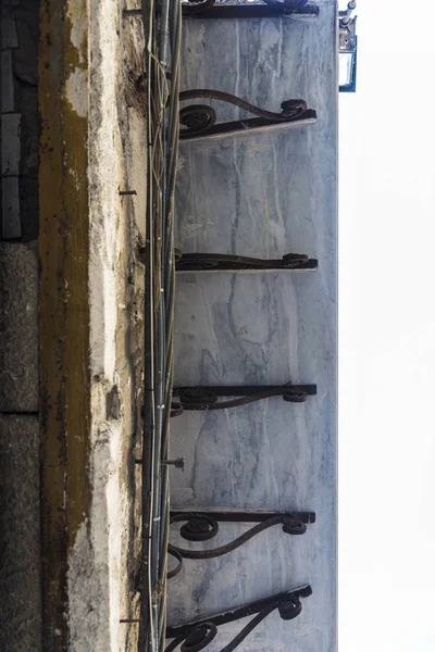 Antiguo balcón de hierro forjado en Palermo en Sicilia, Italia — Foto de Stock