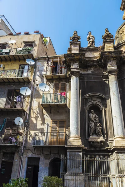 Oud gebouw en een kerk in Palermo in Sicilië, Italië — Stockfoto