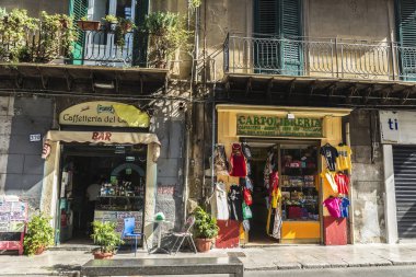 Hediyelik eşya dükkanı ve bar Palermo Sicilya, İtalya