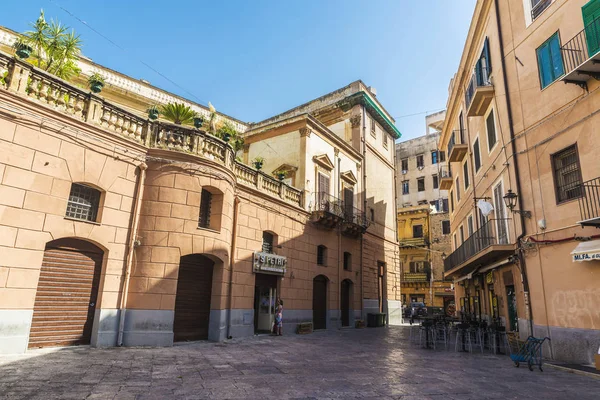 Straat van de oude stad in Palermo in Sicilië, Italië — Stockfoto