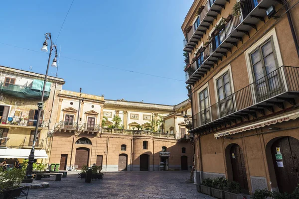 Straße der Altstadt von Palermo in Sizilien, Italien — Stockfoto