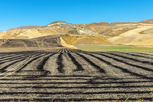 Cultivos de tierras secas quemados después de la cosecha en Sicilia, Italia — Foto de Stock