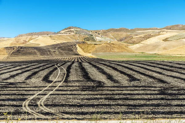 Cultivos de tierras secas quemados después de la cosecha en Sicilia, Italia — Foto de Stock