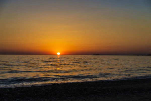 Puesta de sol sobre el mar Mediterráneo en verano en Sicilia, Italia —  Fotos de Stock