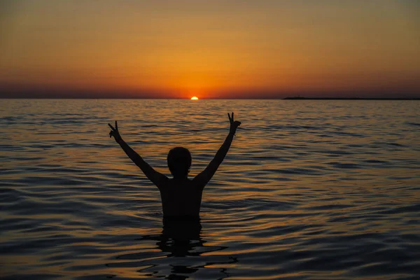在西西里日落时分在海边沐浴的少年男孩 — 图库照片