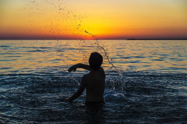 在西西里日落时分在海边沐浴的少年男孩 — 图库照片