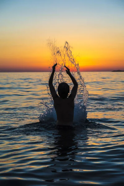 Adolescente niño bañándose en el mar al atardecer en Sicilia —  Fotos de Stock