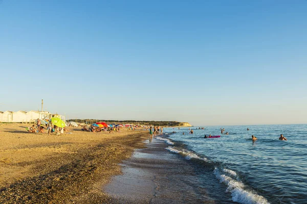 Пляж, полный купальщиков летом в Сицилии, Италия — стоковое фото