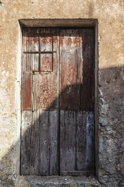 Antigua puerta de madera en Erice, Sicilia, Italia —  Fotos de Stock