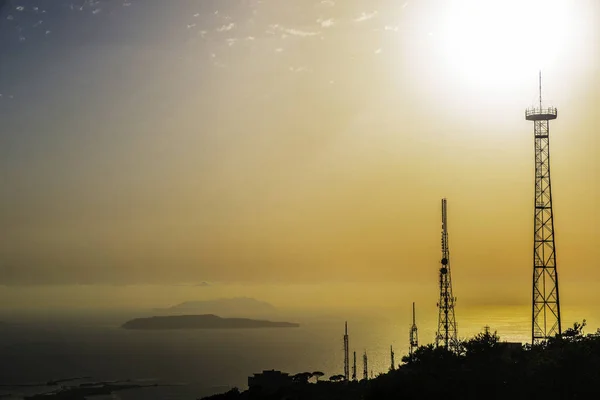 Silhouette delle torri di telecomunicazione al tramonto — Foto Stock