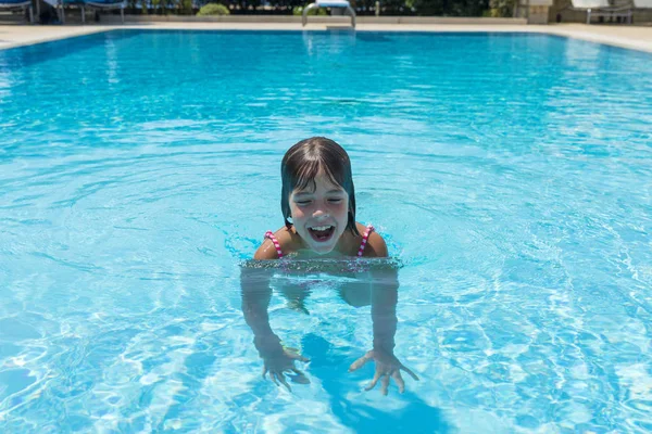 Usměvavá holčička ve venkovním bazénu v létě — Stock fotografie