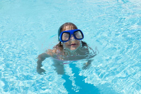 Little girl with blue diving glasses in an outdoor pool — Stock Photo, Image