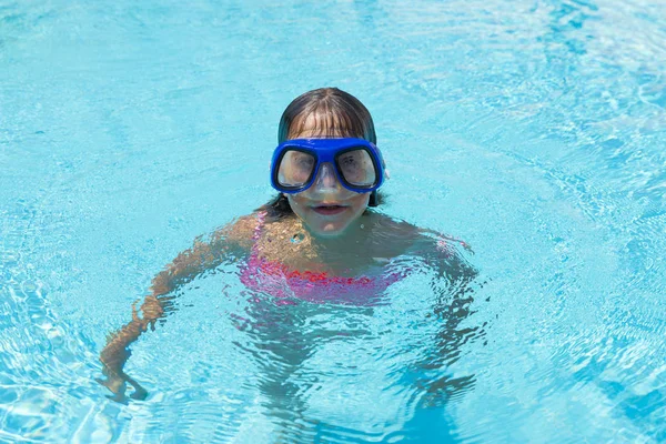 Mavi dalış ile küçük kız açık bir havuzda gözlük — Stok fotoğraf