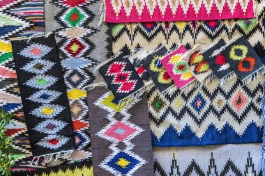 Erice, Sicilya, İtalya için tipik giyim ile Hediyelik eşya dükkanı