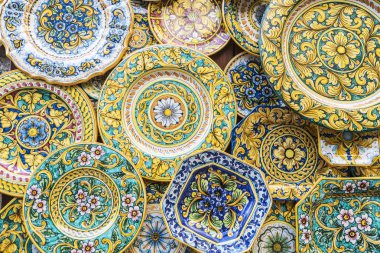 Hediyelik eşya dükkanı Erice, Sicilya, tipik seramik ürünleri ile bu