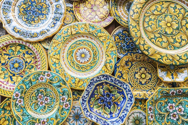 Negozio di souvenirs con prodotti tipici in ceramica a Erice, Sicilia, It — Foto Stock