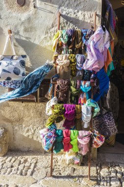 Hediyelik eşya dükkanı ile renkli mendiller Erice, Sicilya, İtalya