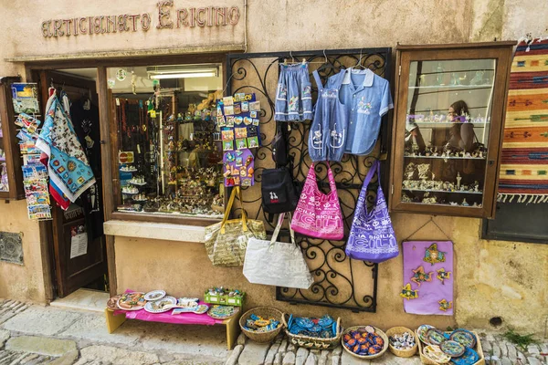 エーリチェ、シチリアの代表的なセラミック製品の土産物屋に — ストック写真