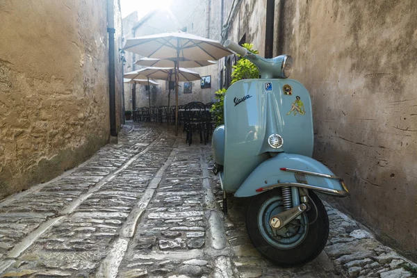 Alte vespa motorrad erice, sizilien, italien — Stockfoto