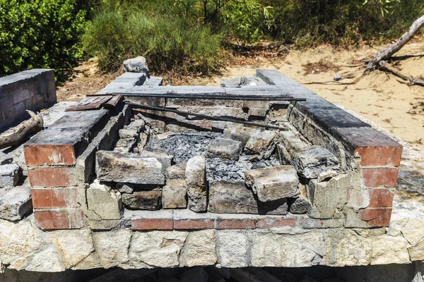 Barbacoa abandonada por ser un peligro en un bosque — Foto de Stock