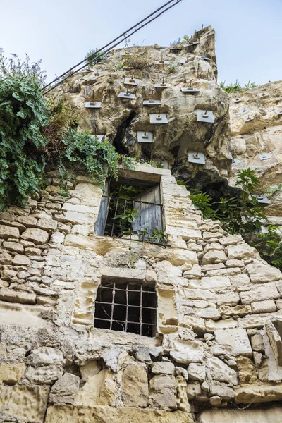 Casa in rovina scavata nella montagna di Ragusa, Sicilia — Foto Stock