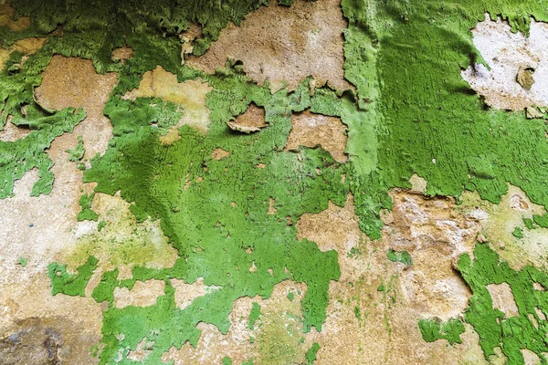 背景として塗料を剥離と古い緑の壁 — ストック写真