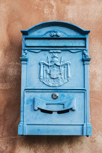 Старый голубой почтовый ящик в Рагузе, Сицилия, Италия — стоковое фото