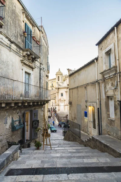 Rue de la vieille ville de Raguse, Sicile, Italie — Photo