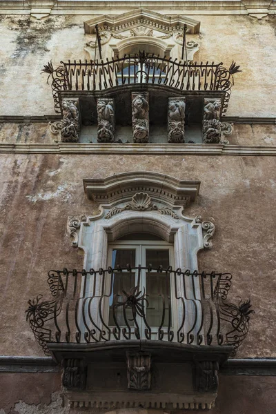 Heykeller fantastik şekiller Ragusa, Sicilya, İtalya — Stok fotoğraf