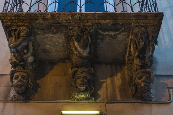 Sculptures of human figures in Ragusa, Sicily, Italy — Stock Photo, Image