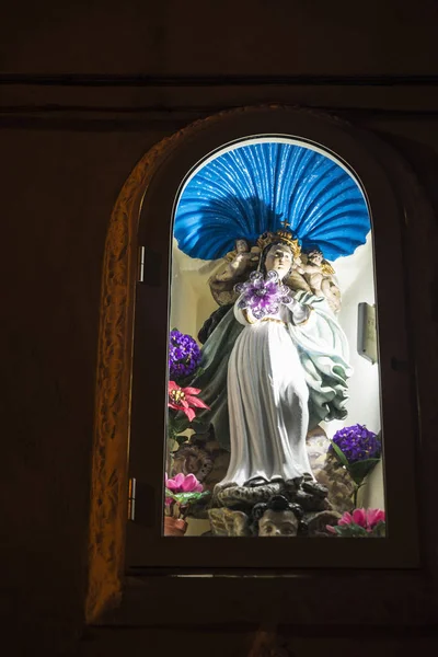 Estátua da Virgem Maria à noite em Ragusa, Sicília, Itália — Fotografia de Stock
