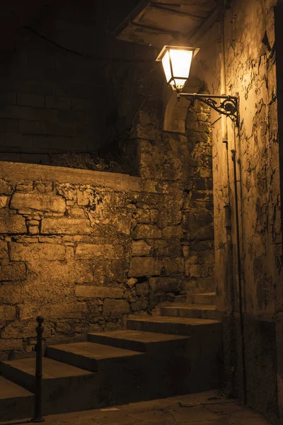 Straat van de oude stad bij nacht in Ragusa, Sicilië, Italië — Stockfoto