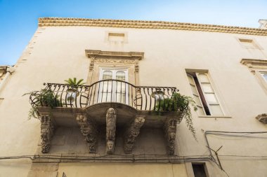 Eski bir klasik Siracusa, Sicilya, İtalya'da binanın balkon