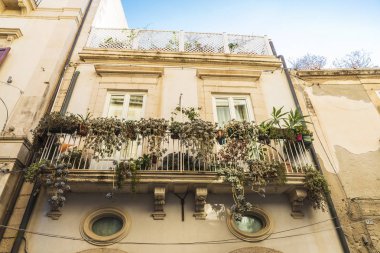 Eski bir klasik Siracusa, Sicilya, İtalya'da binanın balkon