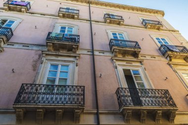 Siracusa, Sicilya, İtalya'da klasik eski bir binanın dış cephe