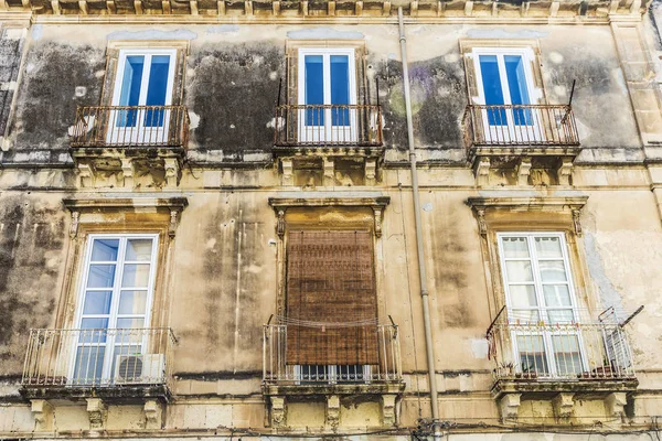 Fachada de un antiguo edificio clásico en Siracusa, Sicilia, Italia — Foto de Stock