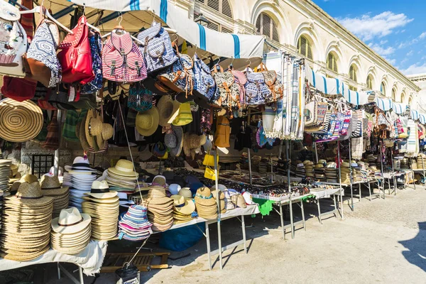 Negozio di souvenirs in un mercato a Siracusa, Sicilia — Foto Stock